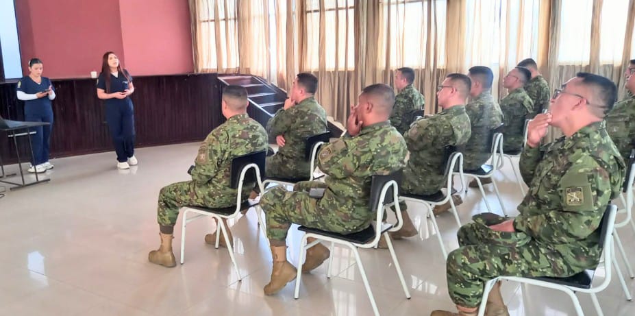 El último jueves se impartió esa charla a los militares.