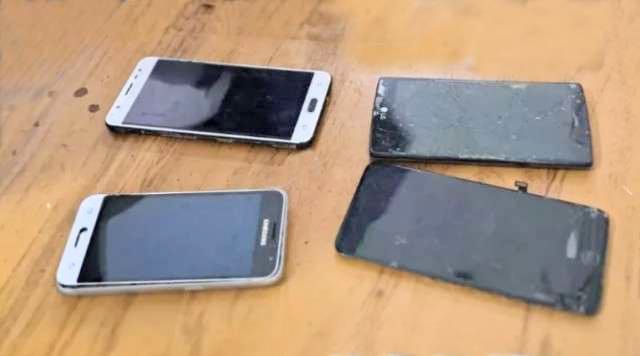 Los teléfonos de gama media que los uniformados decomisaron.