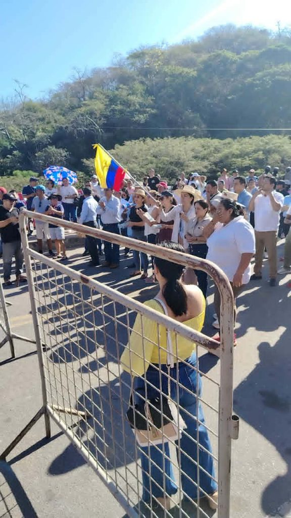 En El Puente Internacional de Macará, el último lunes, hubo una masiva protesta de macareños y peruanos.