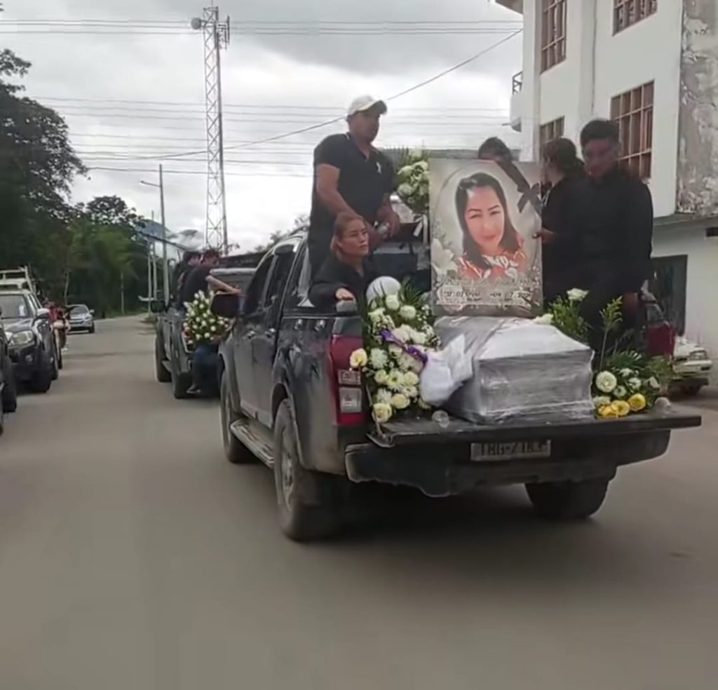 Las calles de la parroquia vivieron ayer momentos de dolor. (Imagen cortesía: Poder TV)