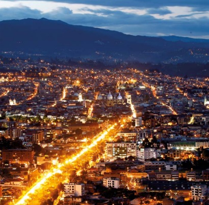 La ciudad de Cuenca se encuentra a aproximadamente 200 kilómetros de distancia de Loja.