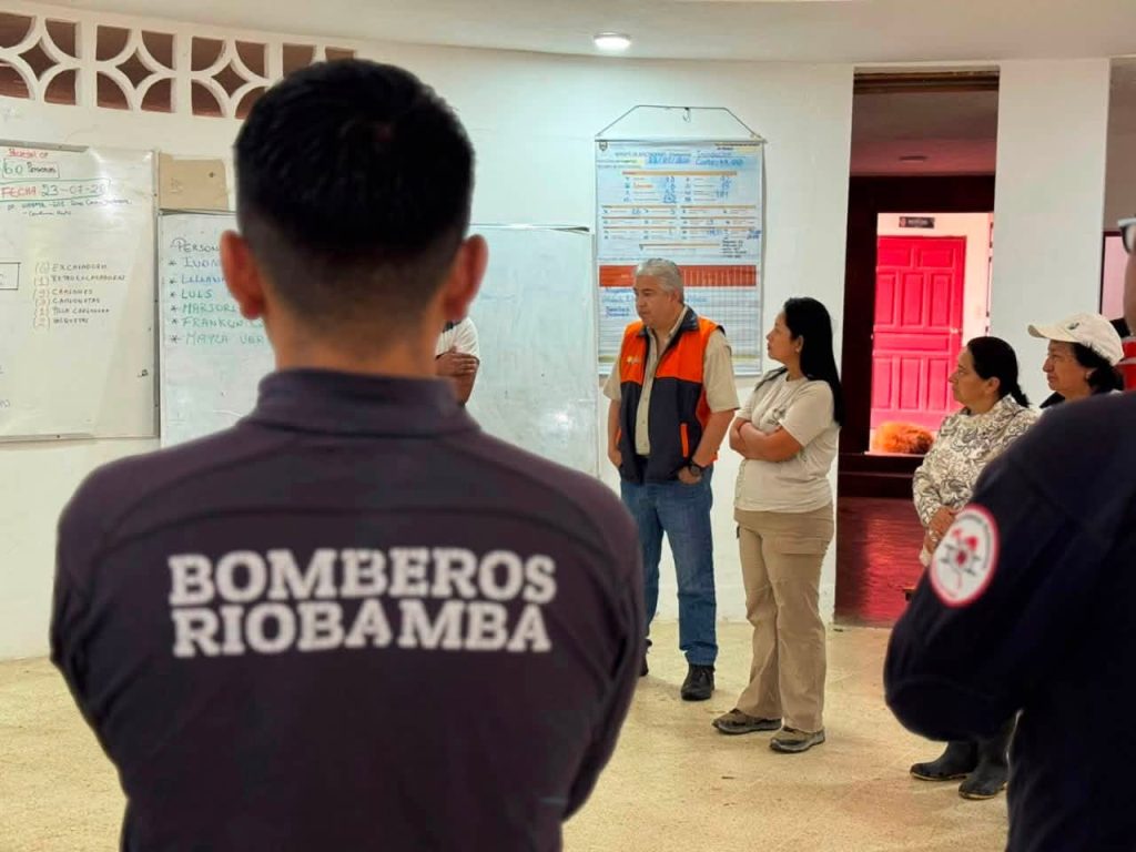 Bomberos de Riobamba llegaron a Zamora para unirse a las jornadas de búsqueda.