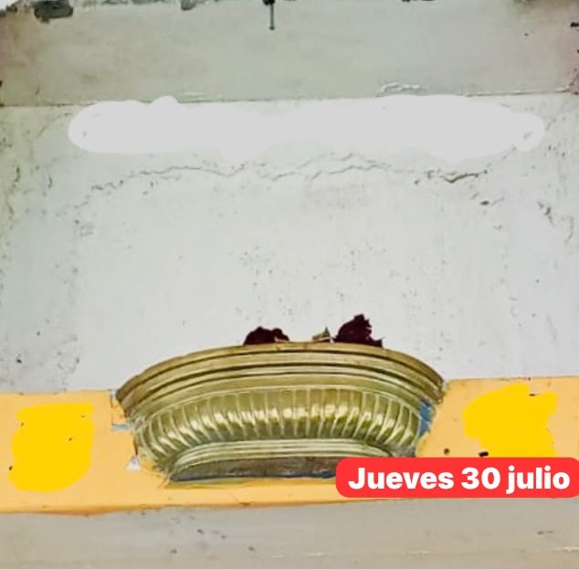 El último lunes, 27 de julio, no hubo novedad, pero ayer la lápida de bronce ya no estuvo en su lugar.