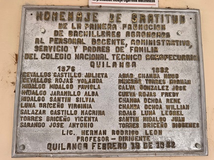 Placa de la primera promoción de bachilleres.