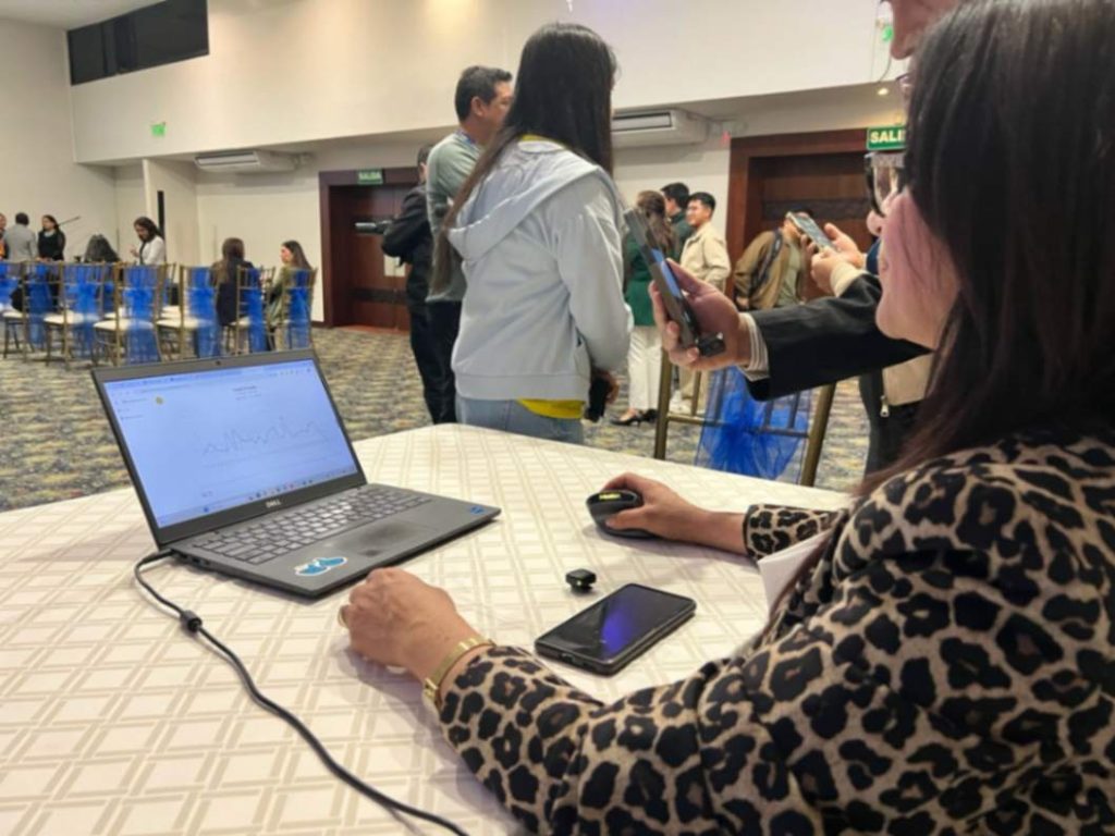 Clara Gonzaga, docente de la carrera de Turismo de la UTPL, durante la presentación del funcionamiento del software Traveler.