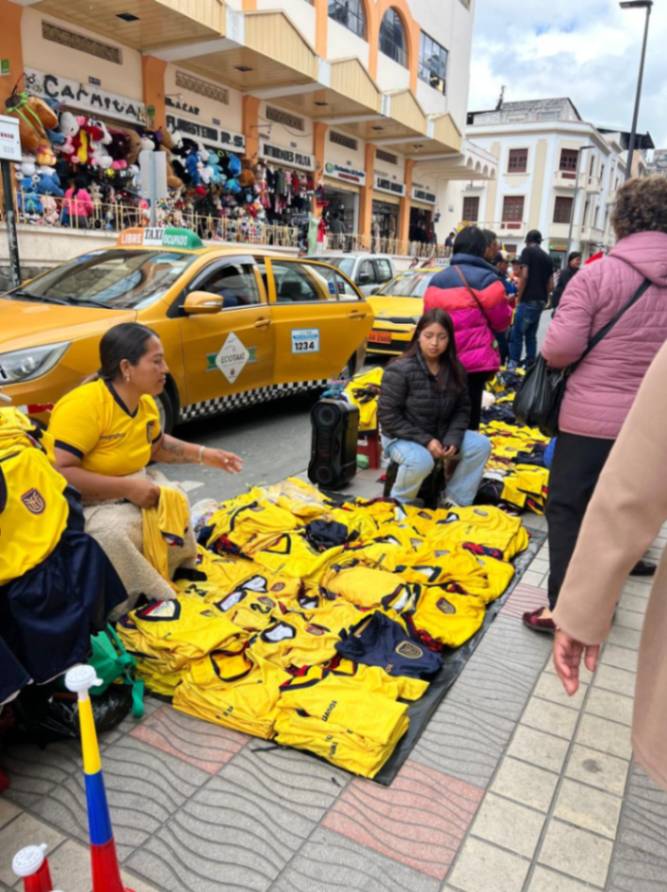 En la calle 10 de Agosto y 18 de Noviembre los comerciantes ofertan una variedad de productos.