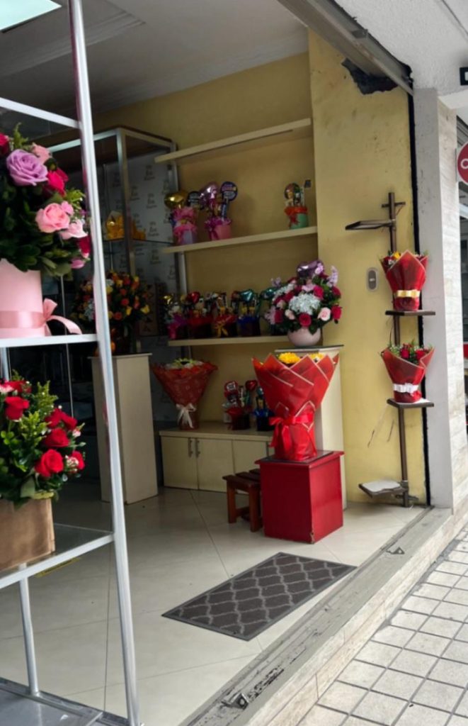 Las floristerías también ofertan una variedad de detalles para obsequiar.