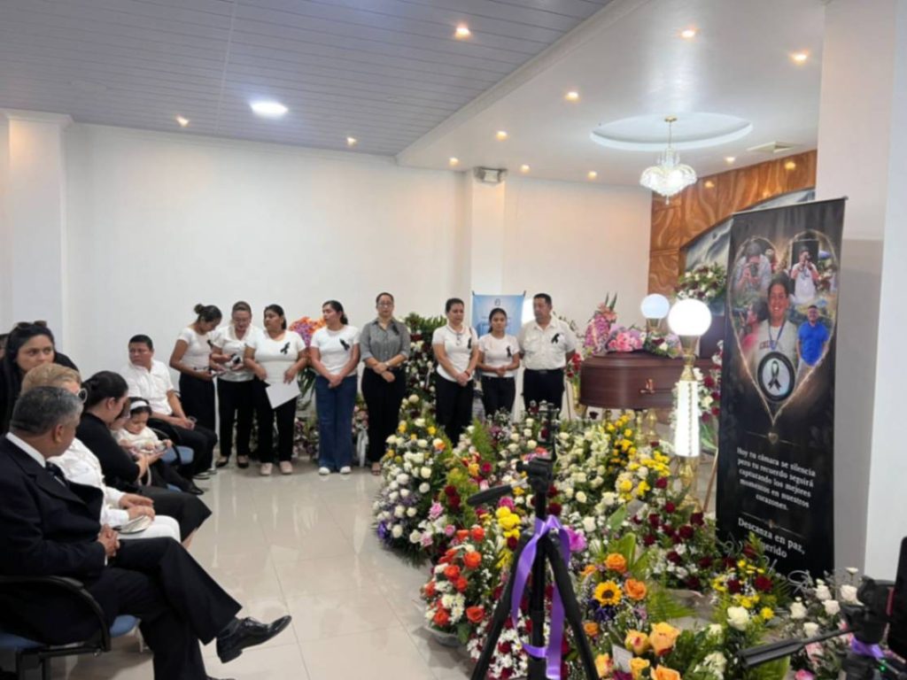 Un emotivo acto se desarrolló, ayer, en las instalaciones de la Funeraria Castillo, de la ciudad de Zamora. (Fotografía cortesía Jonathan Samaniego)