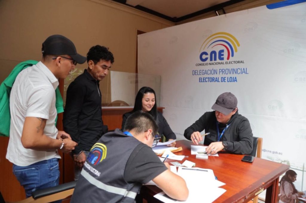 Precandidatos de las organizaciones políticas que acudieron a firmar la aceptación de sus cargos.