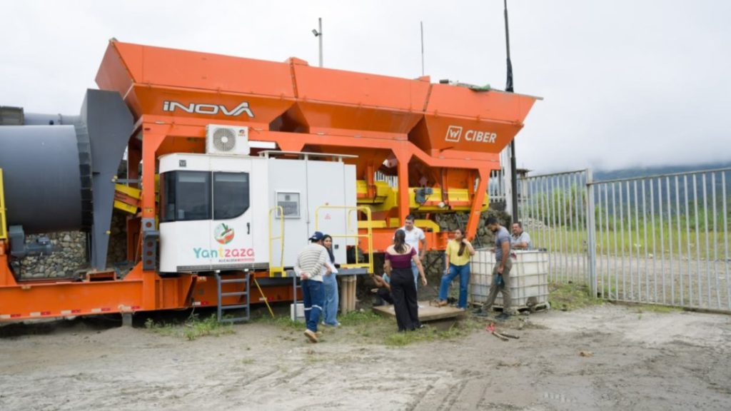 Un equipo técnico revisa los equipos afectados por ciudadanos inidentificados hasta el momento.