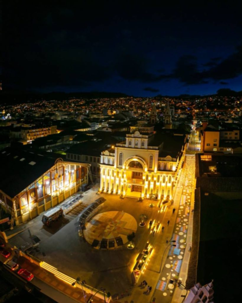 La ciudad de Loja cuenta con espacios culturales como los teatros donde se ofrecen diversos espectáculos artísticos.