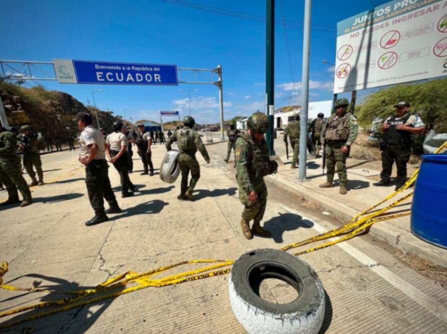 Los militares procedieron a retirar de la vía los obstáculos que permanecieron allí desde el año pasado.