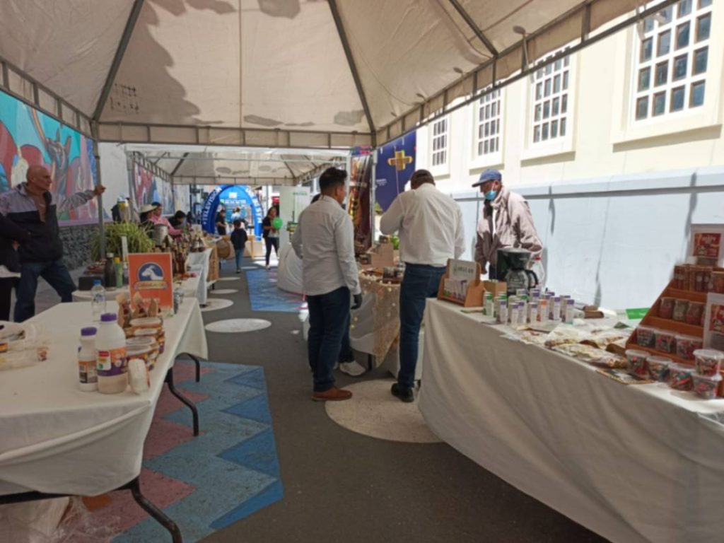 Alrededor de 30 emprendedores participan en la vitrina comercial.