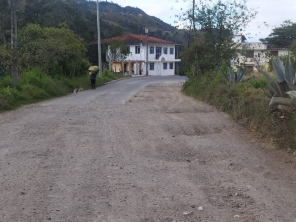 La avería en el sector es evidente y el peligro ronda para peatones y conductores.
