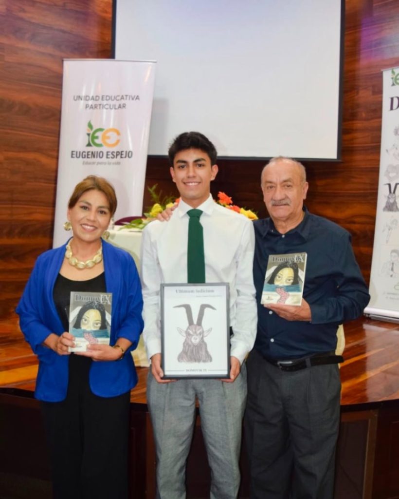 Junto a sus papás, Natasha Fierro y Carlos Hidalgo.
