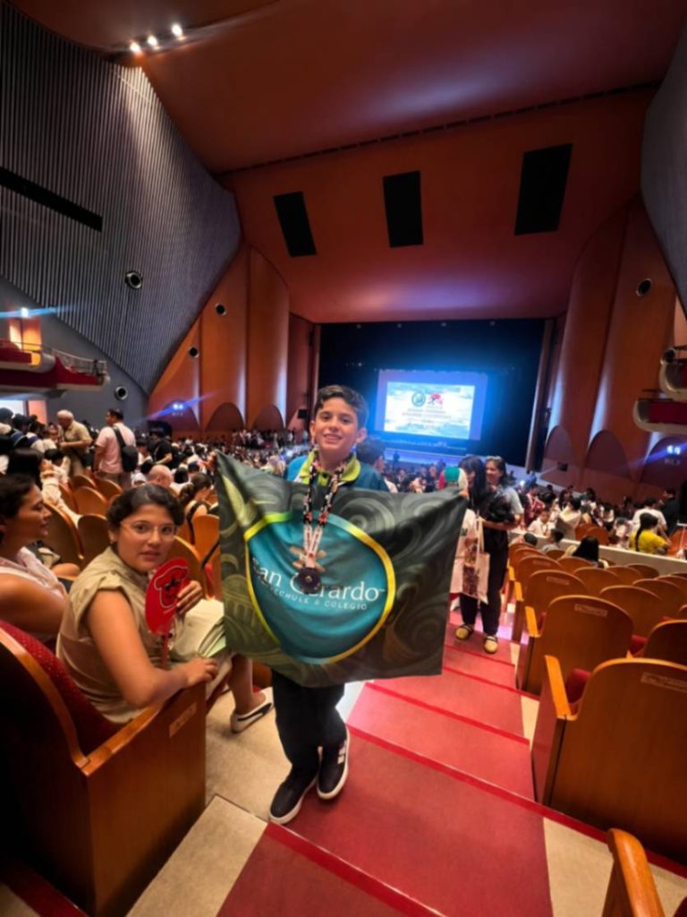 El estudiante gerardino exhibe la medalla al mérito obtenida en Tokio-Japón.