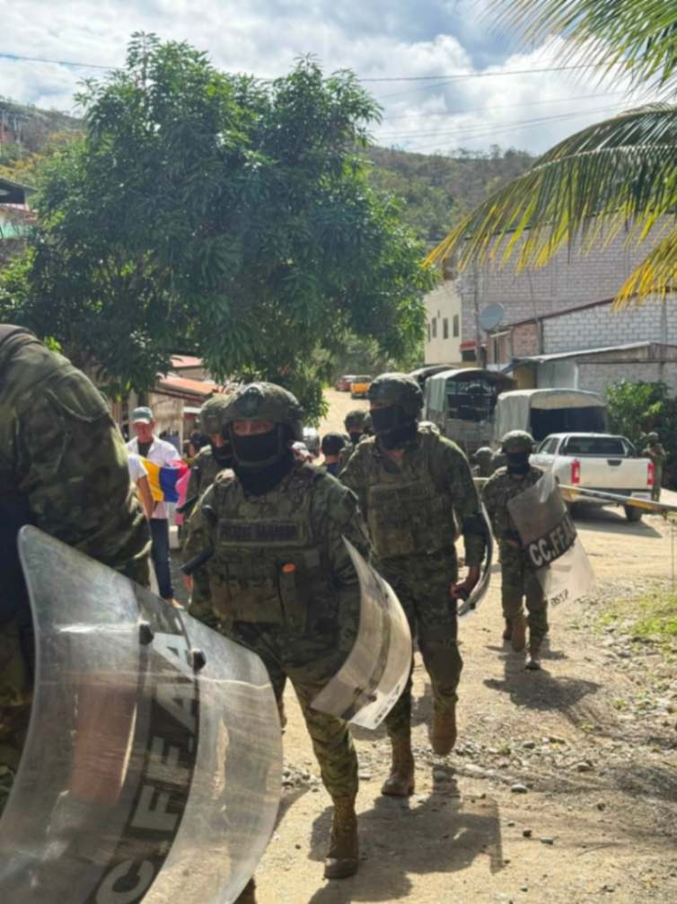 El evento, desarrollado bajo un sol canicular, fue seguido de cerca por las fuerzas del orden de Ecuador. (Fotografía cortesía Radio San Antonio)