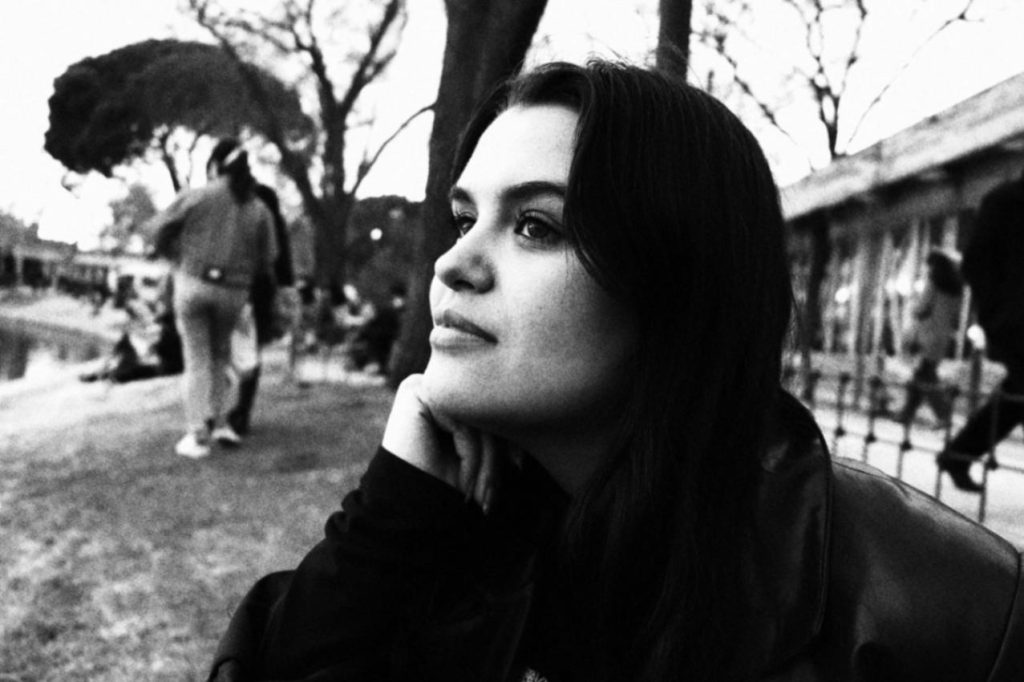 Thais Sanmartín Renckens es artista visual y cineasta.