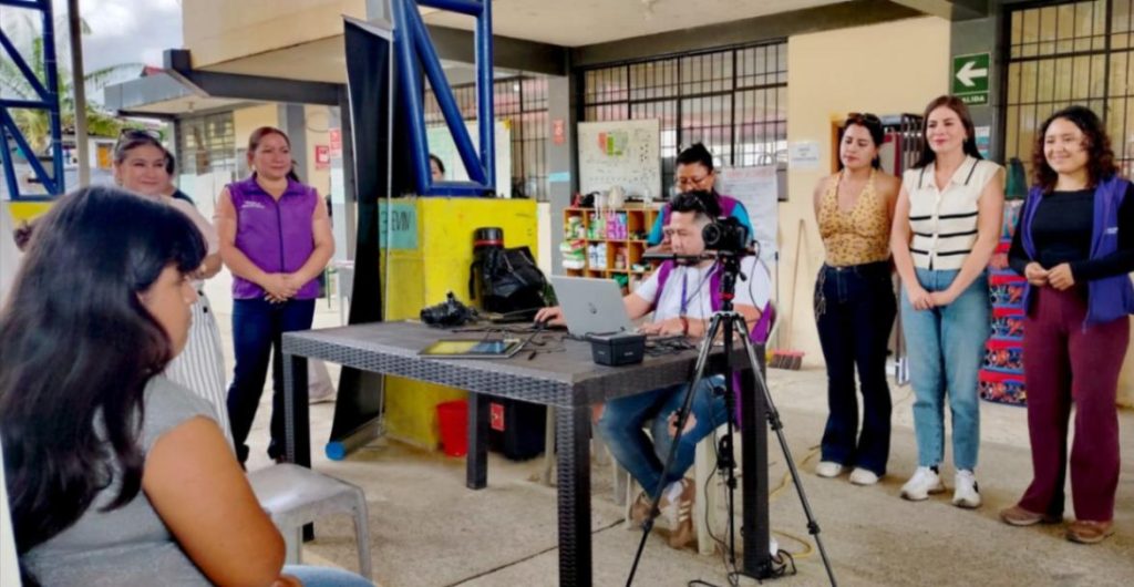 La entrega de la cédula se realizó en el albergue de la parroquia.
