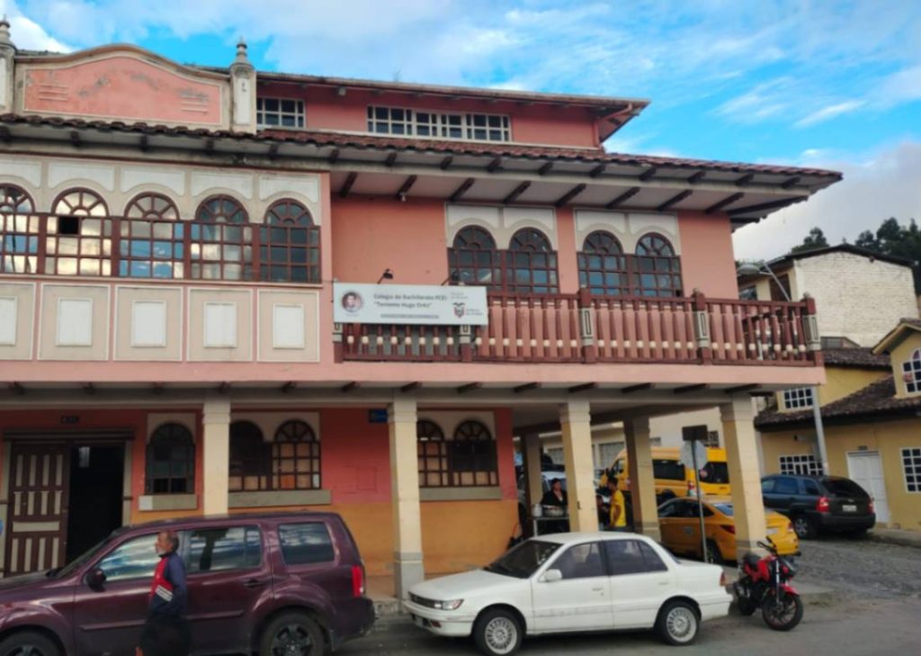 Las instalaciones se ubican frente de la plazoleta de El Valle, en el norte de la ciudad de Loja.
