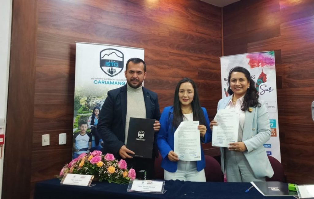 Representantes del Instituto Superior Tecnológico Cariamanga y de la Fundación Warmi Sur durante la firma del convenio.
