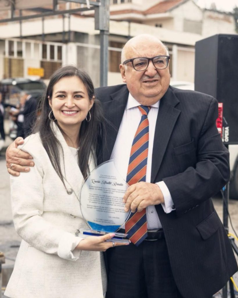 El connotado lojano dijo que el acto realizado en su honor lo llevará grabado en su corazón. Agradeció a su familia por el apoyo.