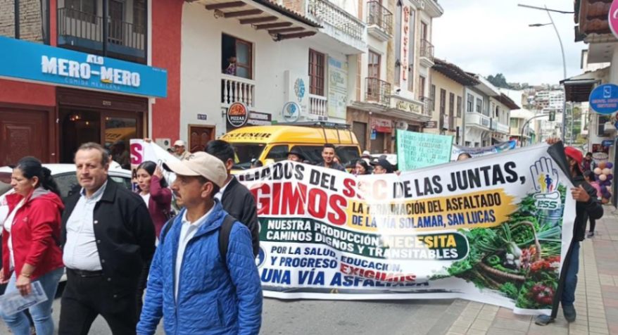 Afiliados del SSC Las Juntas marcharon hasta la Prefectura de Loja para solicitar el asfaltado de la vía Solamar-San Lucas.