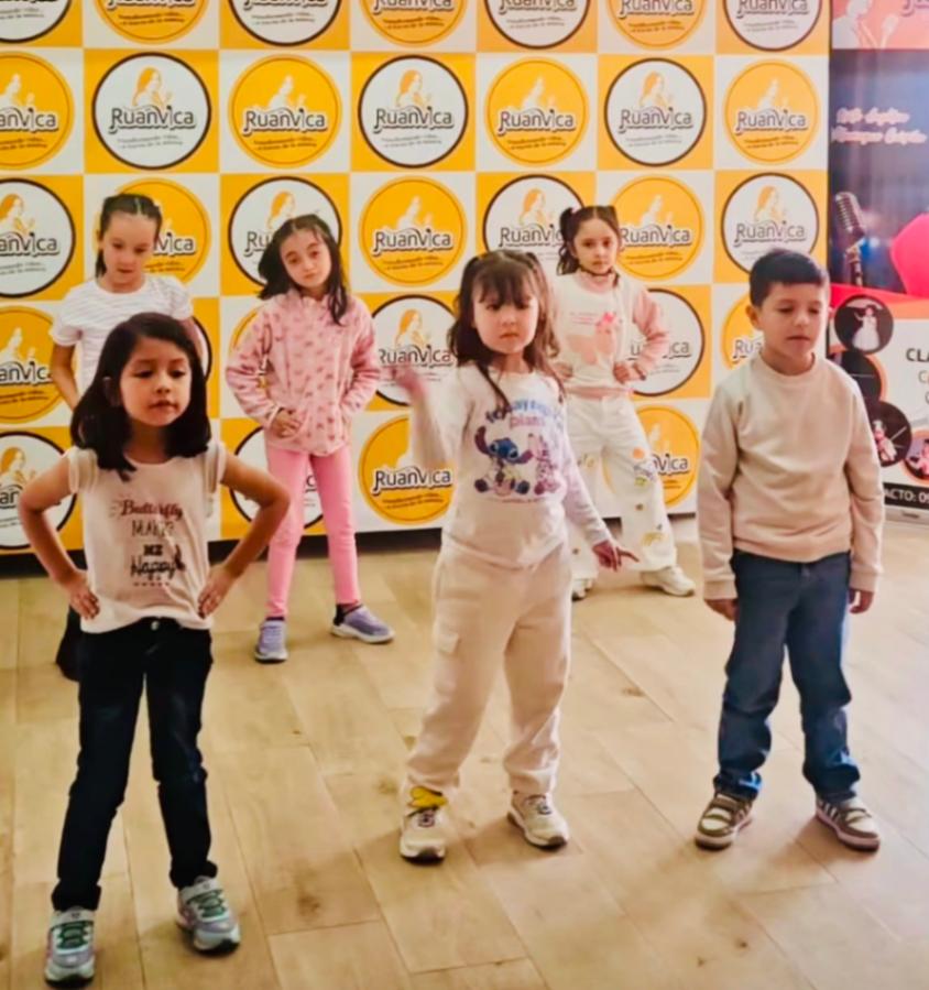 Niños durante el campamento artístico vacacional de la academia Ruanvica.