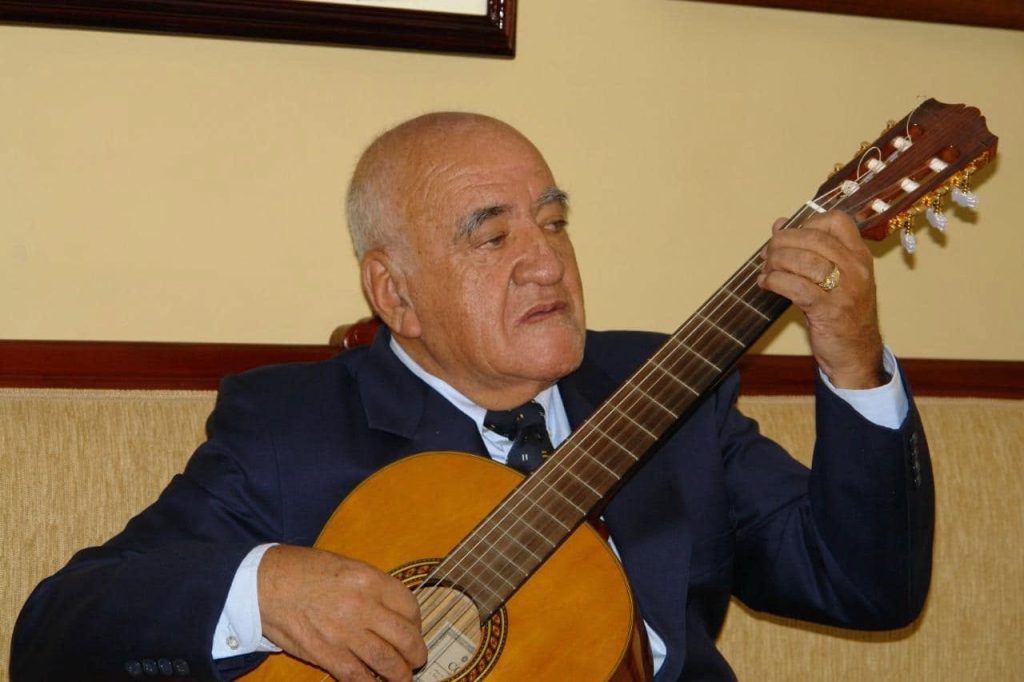 El hoy decesado ocupó el cargo de alcalde del cantón Loja, en el período 1970-1974.