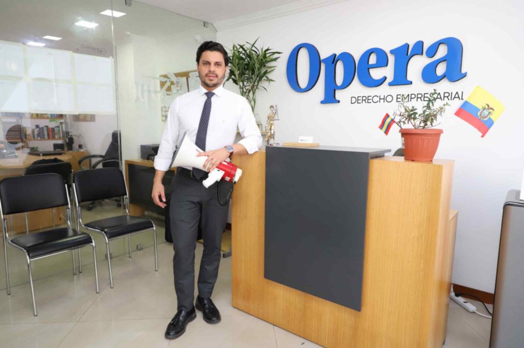 Como parte de su trayectoria, destaca la creación de su bufete jurídico, Opera, desde donde brinda asesoría legal a emprendedores.