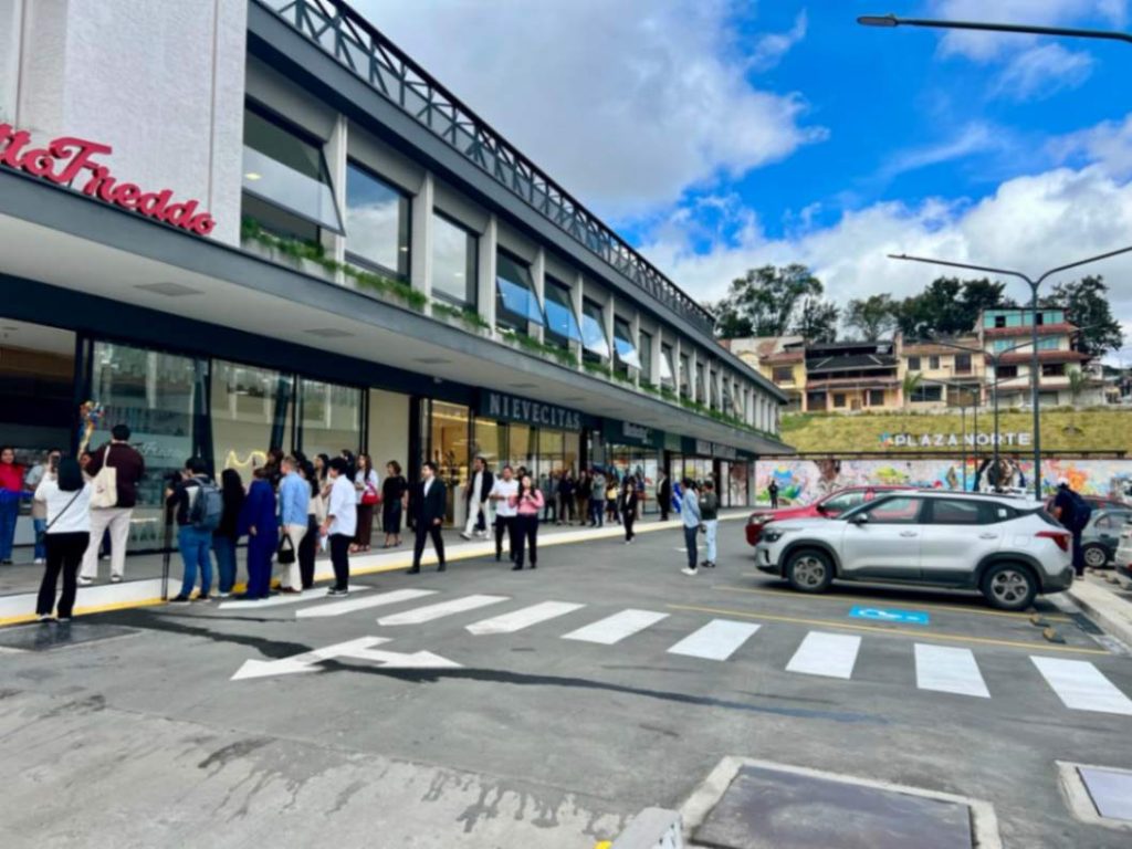 Plaza Norte está ubicada en la Av. 8 de Diciembre y el Tribuno.