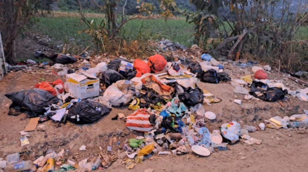 En La Granja, los desechos están expuestos a la intemperie, lo cual constituye un peligro para la salud de los moradores.