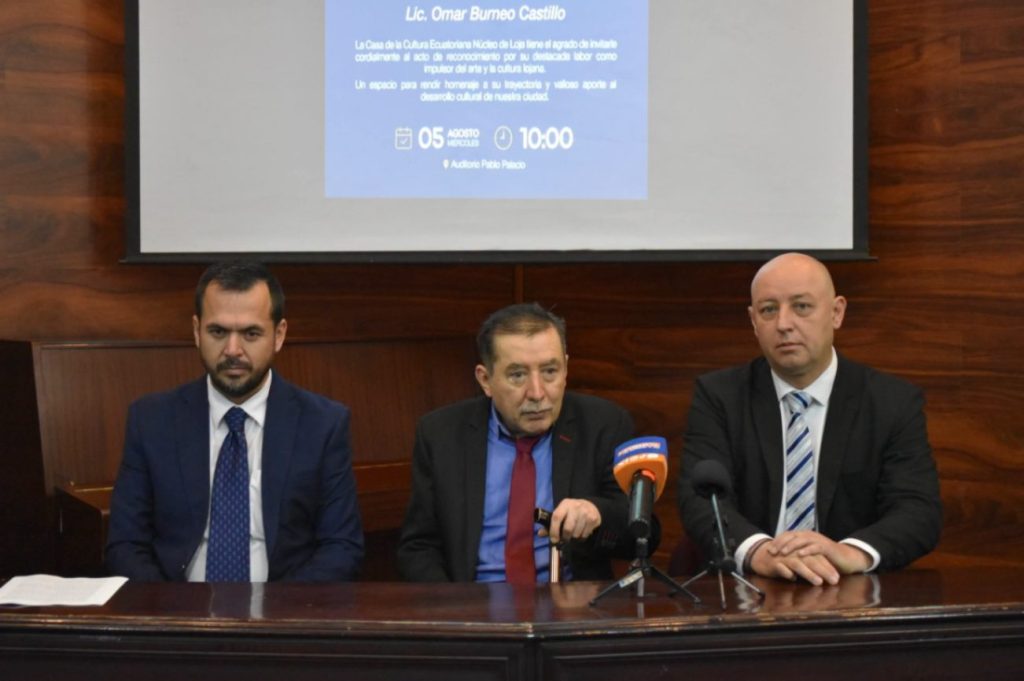 En el acto solemne, el galardonado junto al director de la CCE-Loja, Julio César Espinoza, y su hijo, Pablo Burneo Ramón.