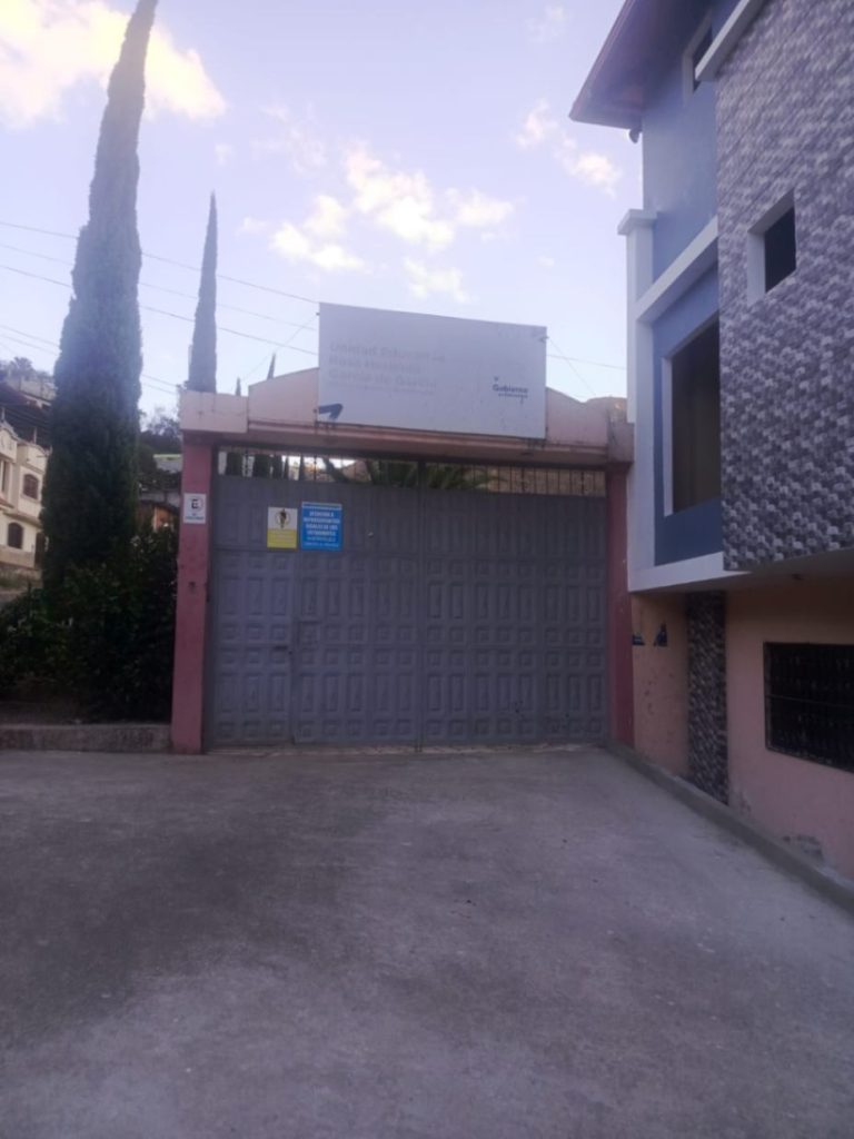 El plantel está ubicado en la ciudad de Amaluza, cabecera cantonal de Espíndola.