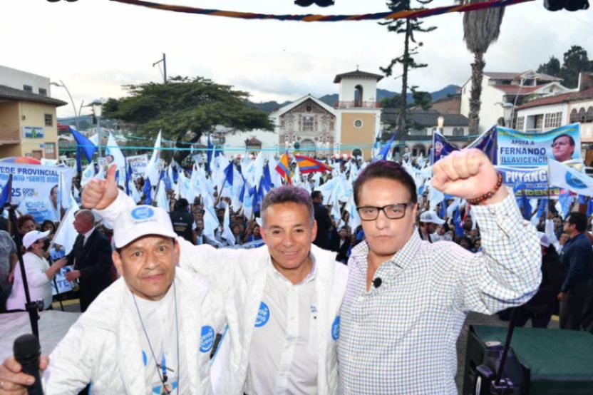 El entonces candidato, Fernando Villavicencio, en una de sus visitas a Loja, junto a Gustavo Costa Ochoa y militantes.