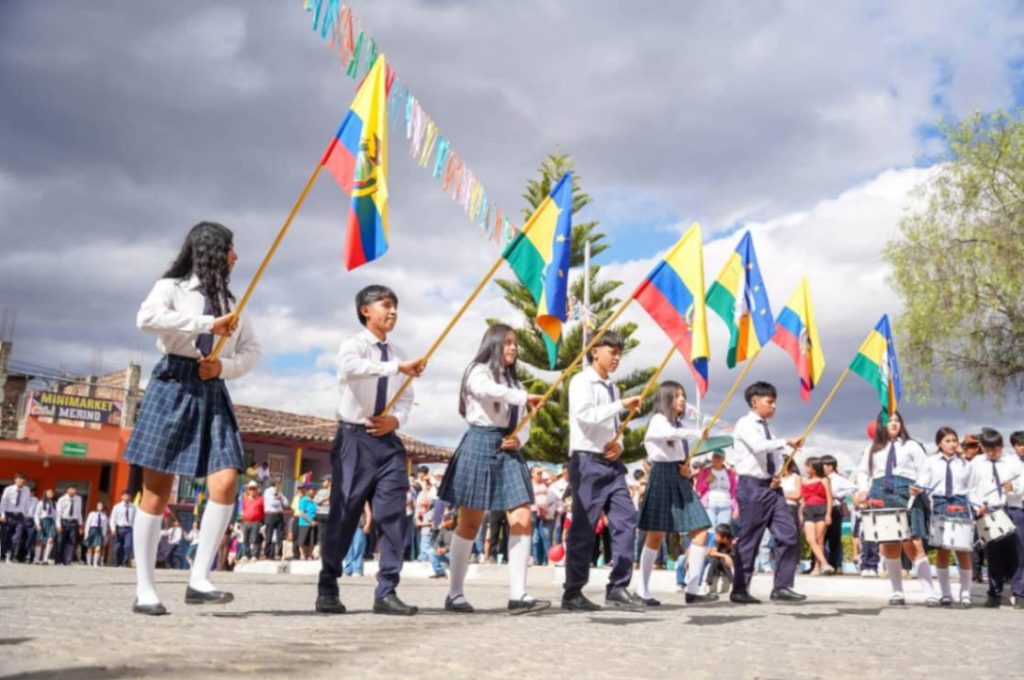 Estudiantes, autoridades y ciudadanía en general participaron en el Desfile Cívico.