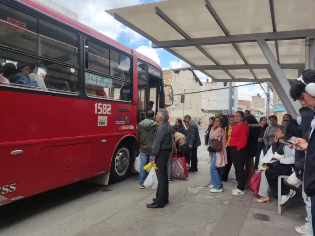 Ayer, pasadas las 13:00, en la parada de la calle Ramón Pinto y 10 de Agosto, hubo una marcada afluencia de pasajeros.