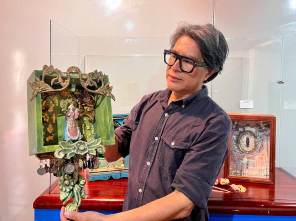 Bayardo Cuenca, artista plástico lojano con 38 años de trayectoria.