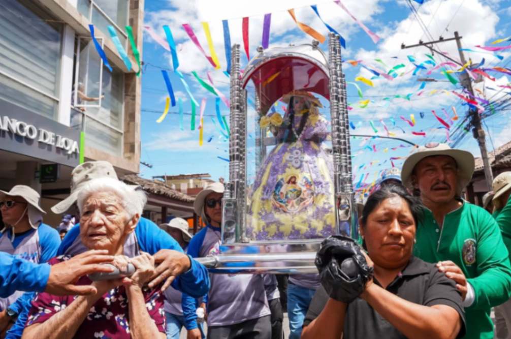 Sobre los hombros de los devotos, la Reina del Cisne llegó antes del mediodía a la plaza central.