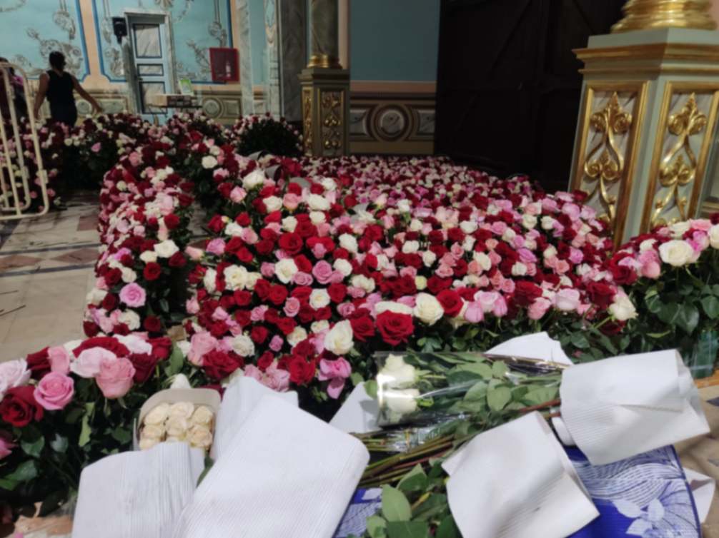 La campaña Una rosa por María logró recolectar más mil ramos de flores que sirven para adornar la Catedral, donde llega la Reina del Cisne.