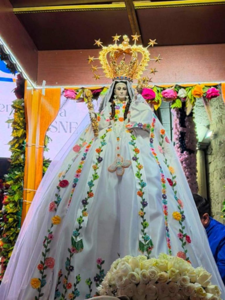 La ‘Churona’ fue recibida por cientos de fieles a su llegada a la Catedral.