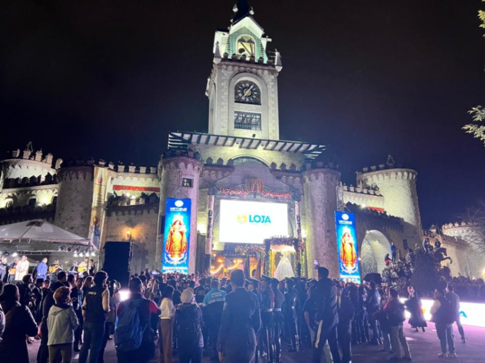 Entre aplausos, fuegos artificiales y muestras de devoción, la Virgen del Cisne fue recibida en la Puerta de la Ciudad.
