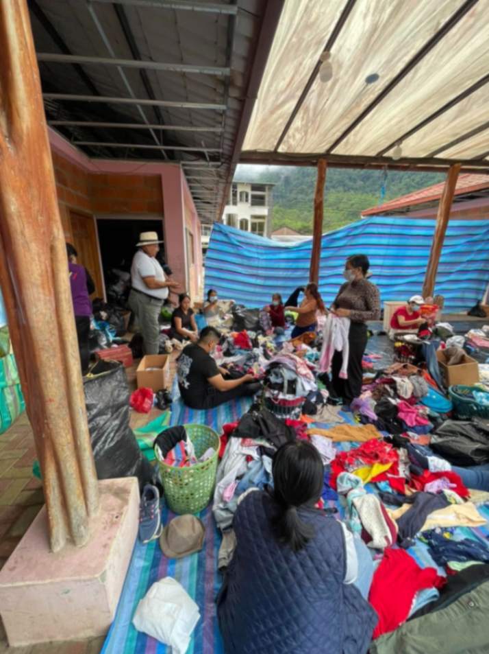 Luego de la tragedia, la solidaridad de la comunidad se dejó ver por medio de la entrega de ropa y vituallas.