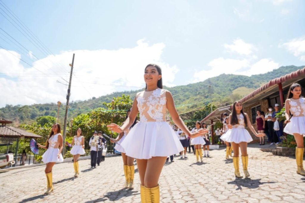 Los estudiantes rindieron su homenaje a la tierra que los vio nacer.