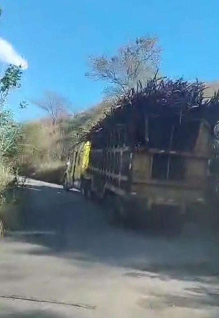 Los conductores que van detrás de los camiones están obligados a estar atentos a cualquier eventualidad. (Imagen cortesía: José Daniel Rengel)