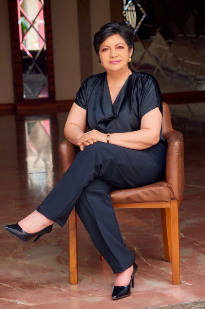 Se graduó de educadora en la Universidad Nacional de Loja.