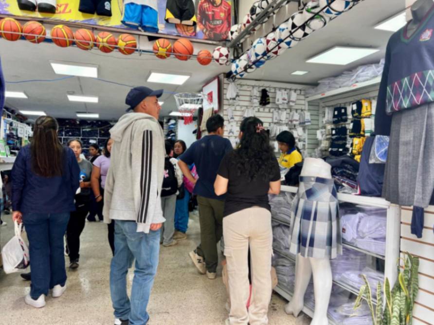 El regreso a clases dinamiza la economía con la venta de uniformes, zapatos y útiles escolares.