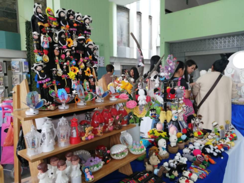 Artesanos y emprendedores exhiben sus productos durante la Feria ‘Noches del Peregrino’.