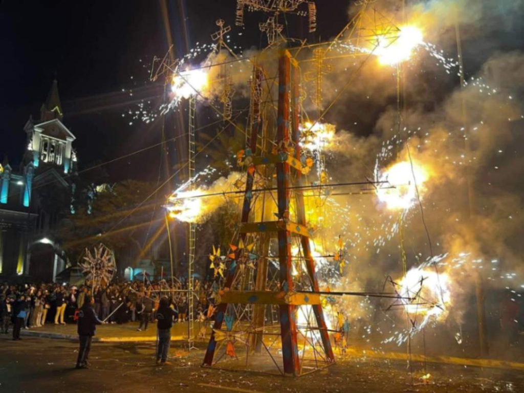 Las Noches del Peregrino reúnen castillos, música, danzas y juegos de luces.