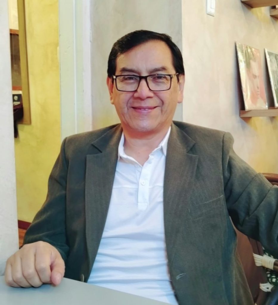 El docente obtuvo su título de doctor en Ciencias de la Educación en la Alma Máter particular.